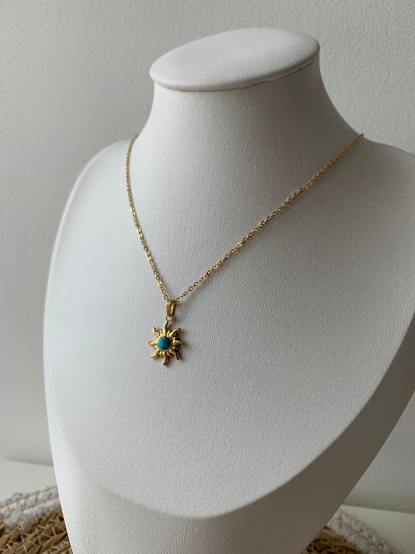 ASTRES - Collier ajustable en acier inoxydable et soleil en pierre naturelle turquoise