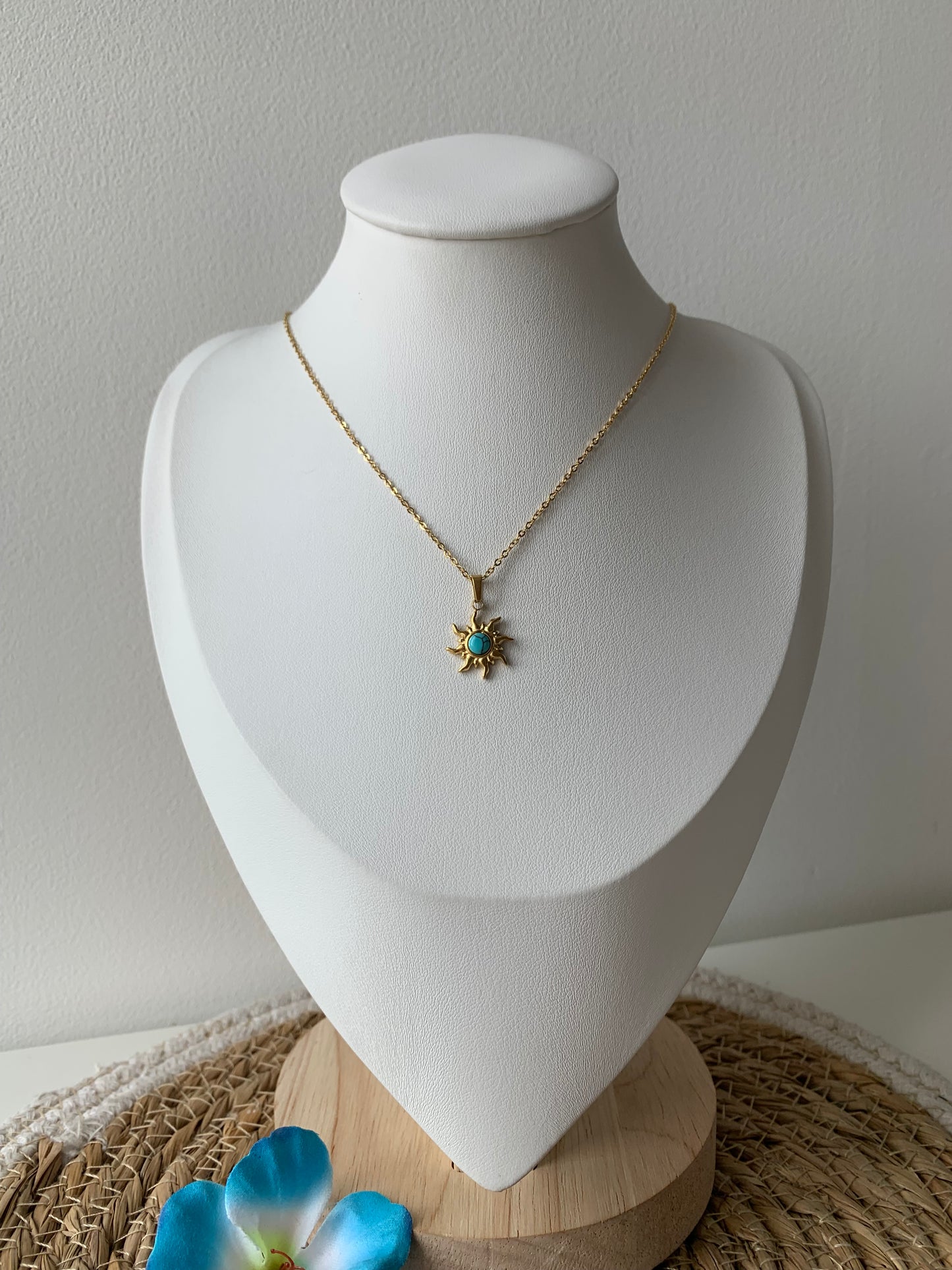 ASTRES - Collier ajustable en acier inoxydable et soleil en pierre naturelle turquoise